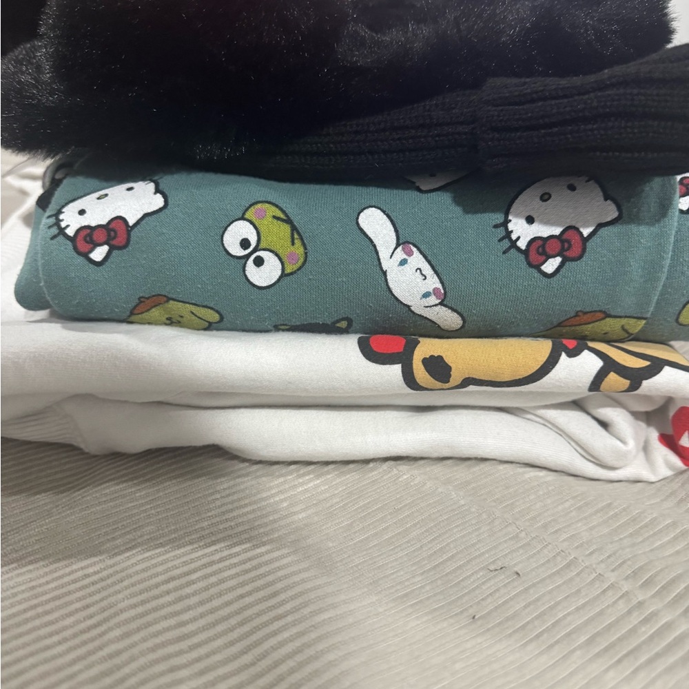 💕💕Hello kitty and winter bundle!!!🐱 ❄️ 🥶 - Picture 10 of 15